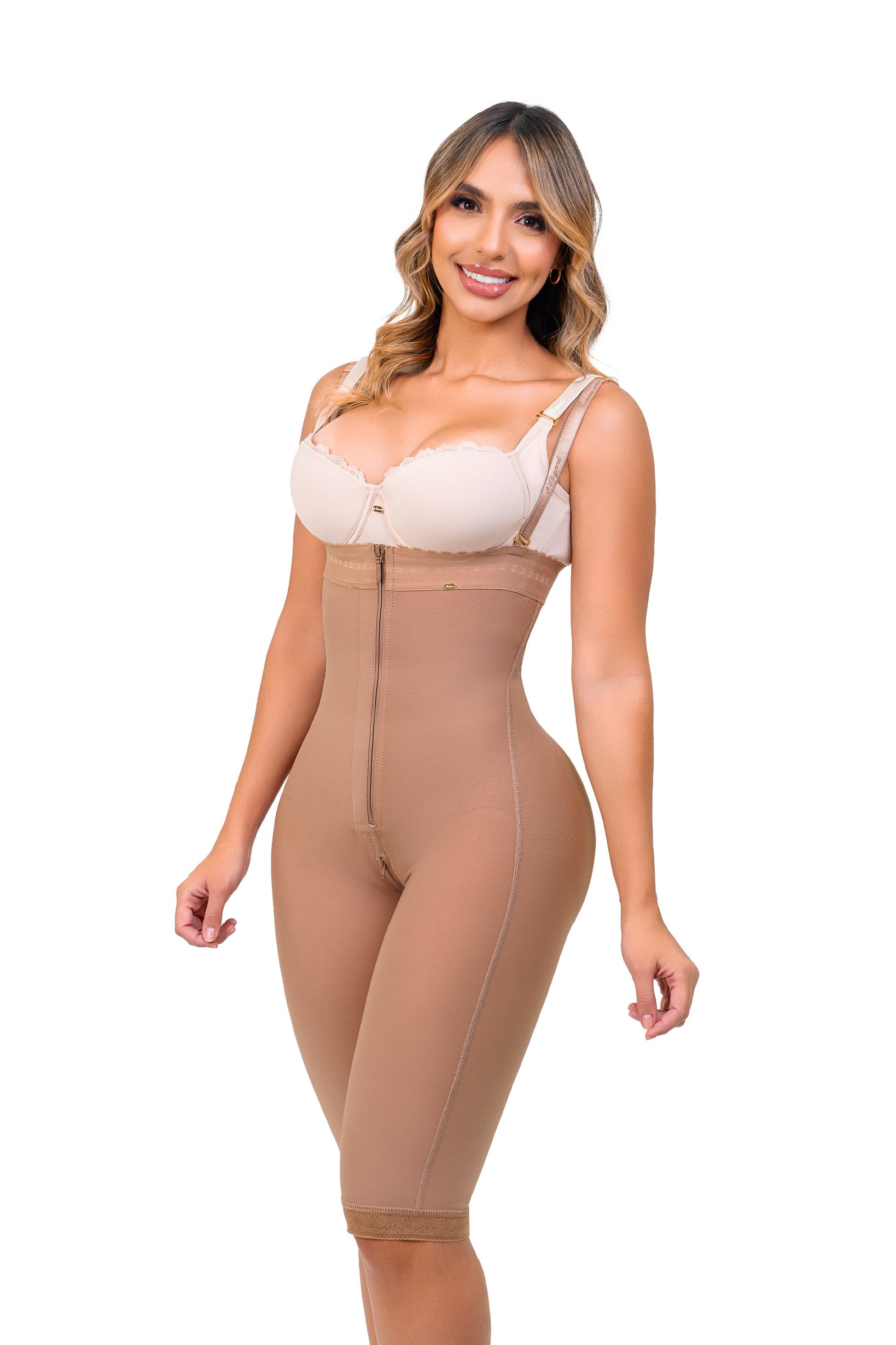 '- Faja SMI7108 SECRETO hasta la rodilla sin tirantes con efecto lifting
- Detalle del cierre frontal y sistema perineal en la faja SECRETO
- Vista posterior sin costuras y panty invisible incluido